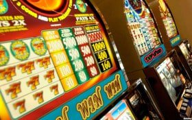 Filipino player accessing sports betting on mobile browser in the Philippines